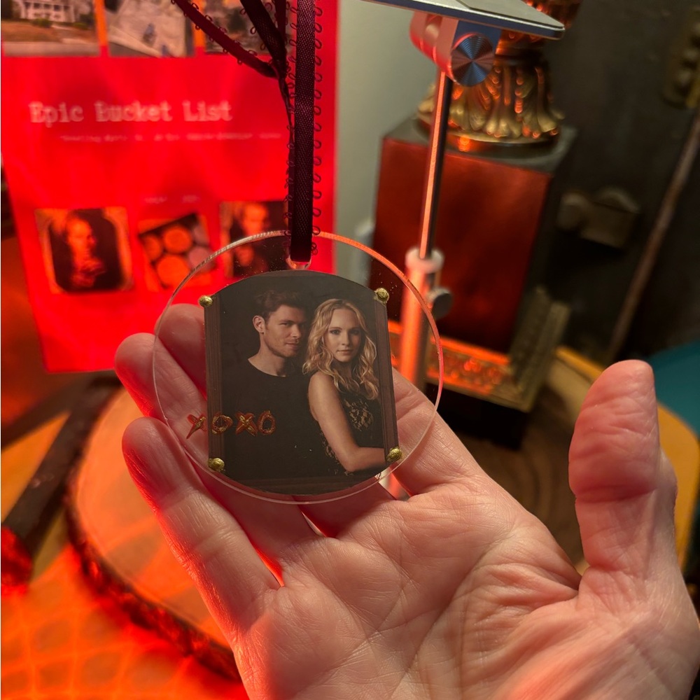 Klaus + Caroline, do you see this ship; Klaroline? hanging around this holiday